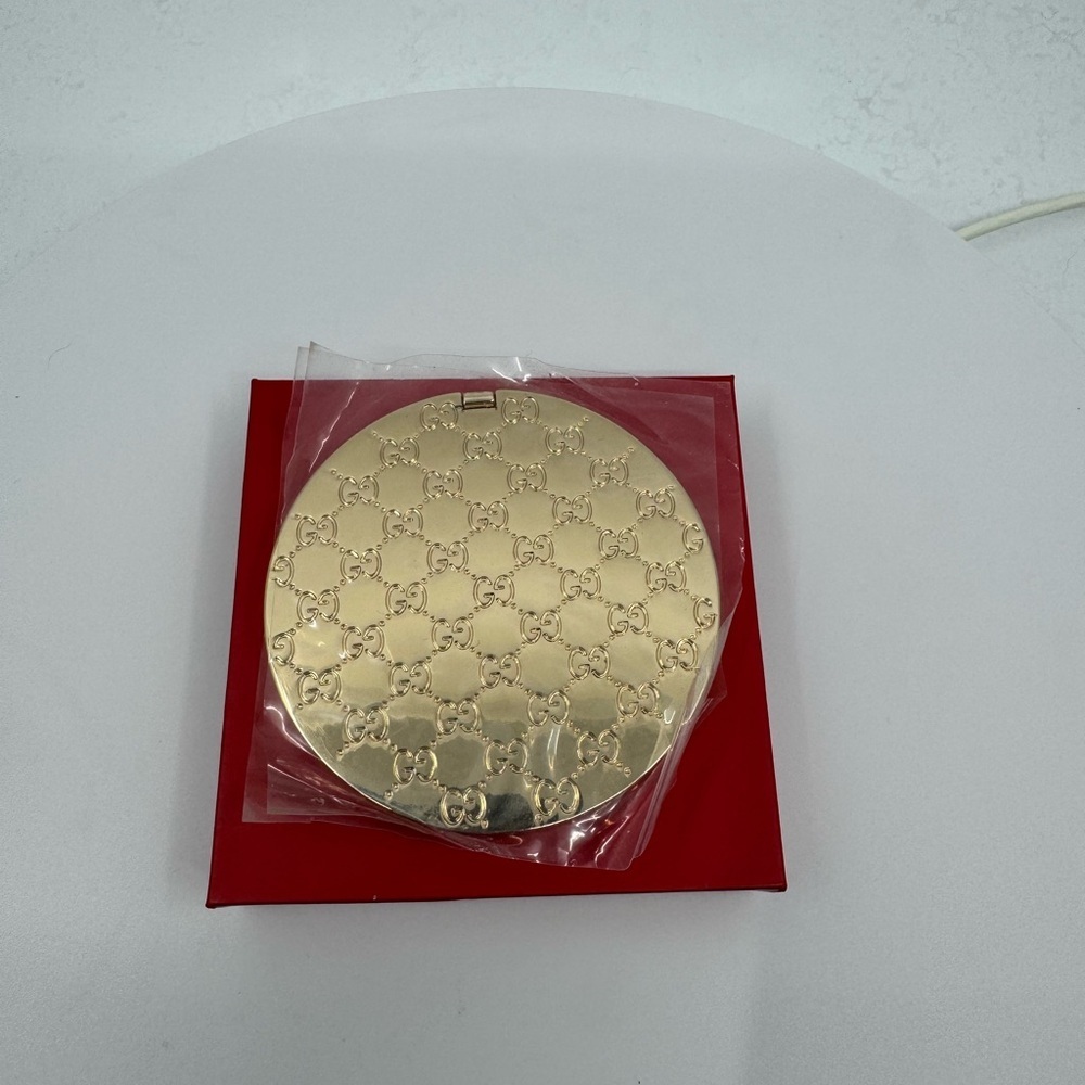 Gucci Gold Makeup Compact Mirror Brand New in Box - Picture 8 of 10